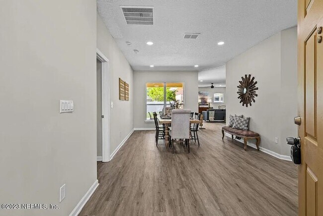 Building Photo - 3 Bedroom 2 Bathroom in Oakleaf Plantation