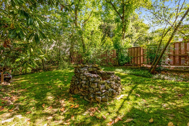 Building Photo - 666 Yorkshire Rd NE