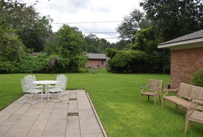 Building Photo - 1744 Pine Village Dr