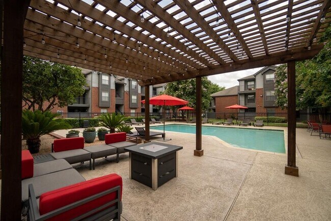 Building Photo - 1400 Clarewood Dr