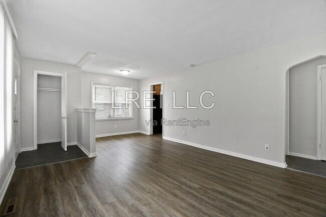 Building Photo - 2404 Thomas Ave