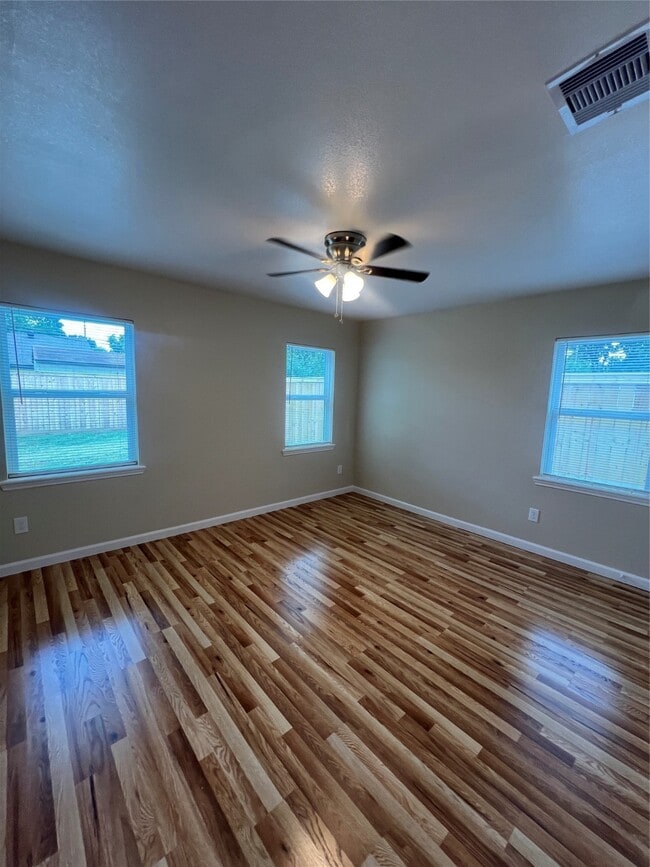 Building Photo - 7613 Lady St