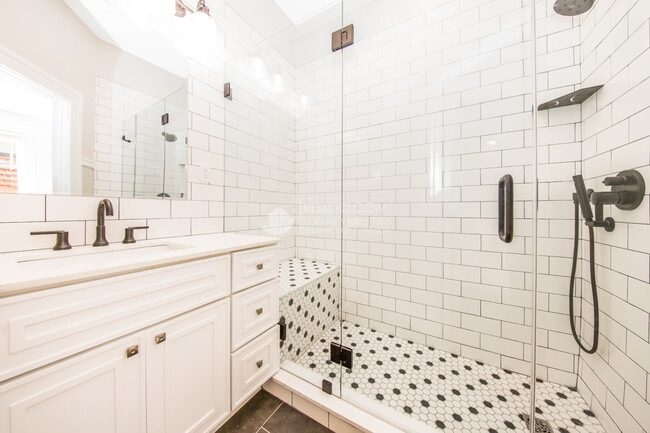 Building Photo - 1263 Lombard St