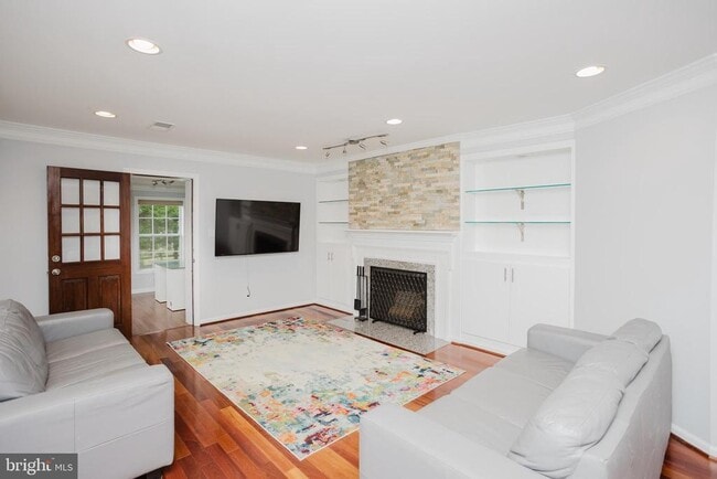 Building Photo - 2177 Chain Bridge Rd