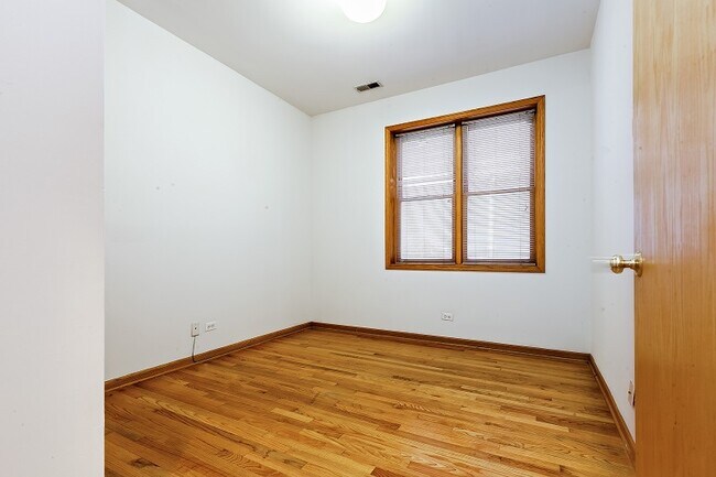 Building Photo - 4237 N Kenmore Ave