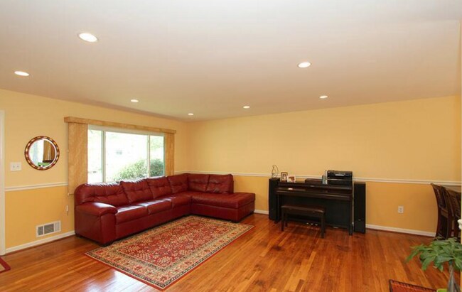 Building Photo - Rare Rockville Find! Upgraded 4BR/2.5BA Home with Fenced Yard – Pets Welcome!