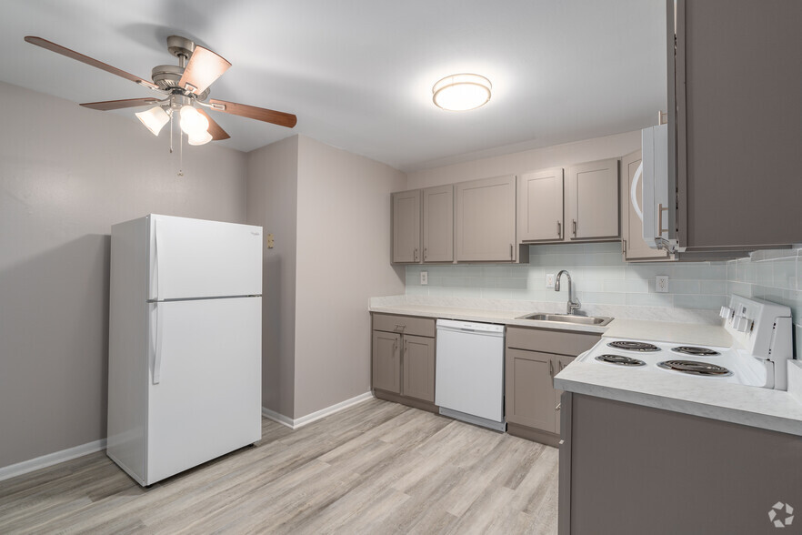 2BR, 1BA - 985SF - Kitchen - Colony Arms