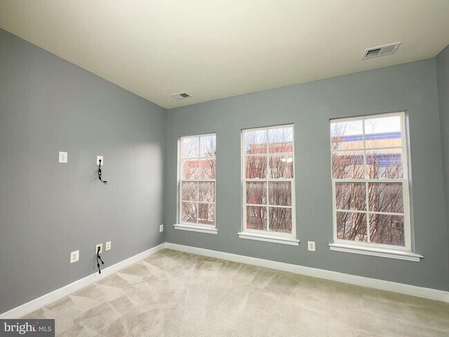 Building Photo - 5722 45th Ave