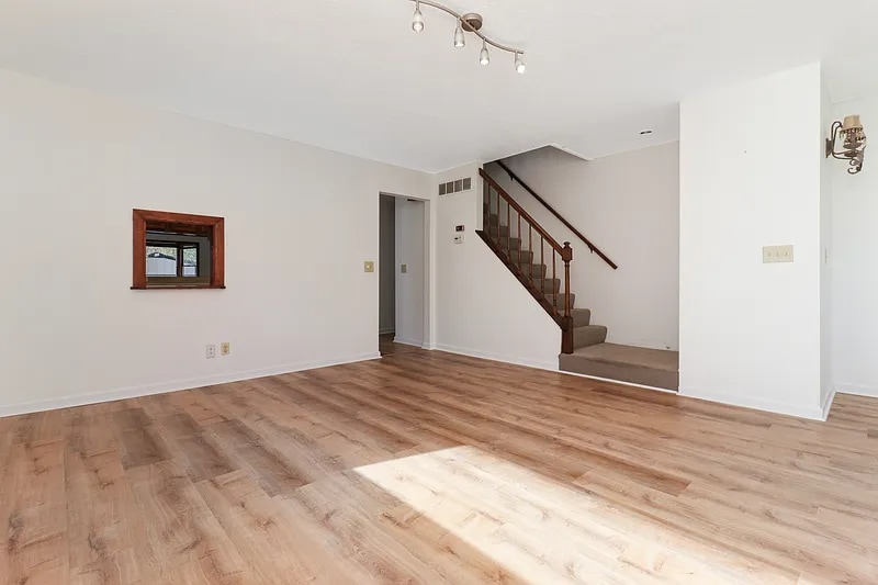 Building Photo - 913 S Linden St