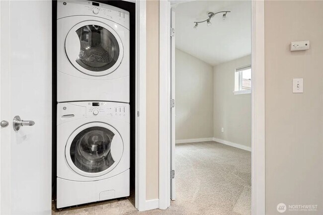 Building Photo - Urban Townhome in Lake City – 3B/2B, Garag...