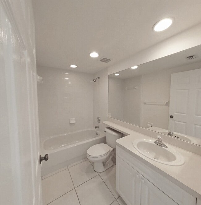 Building Photo - 1200 Country Club Dr