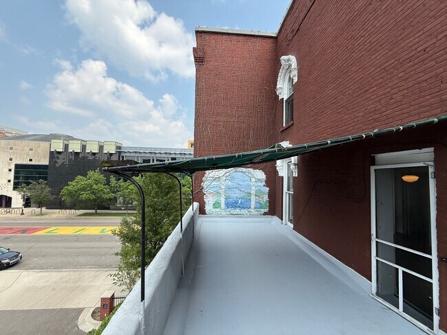 Building Photo - 346 S Rose St