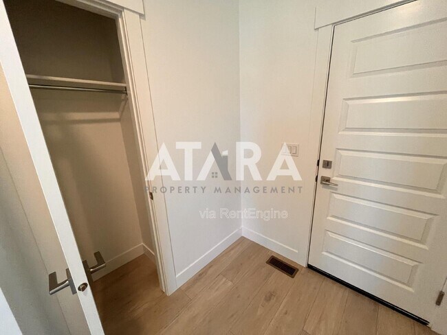 Building Photo - 909 Sagehill Dr