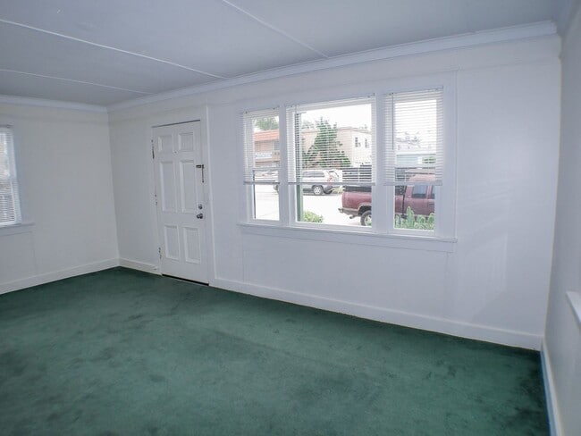 Building Photo - Historical Cottage!
