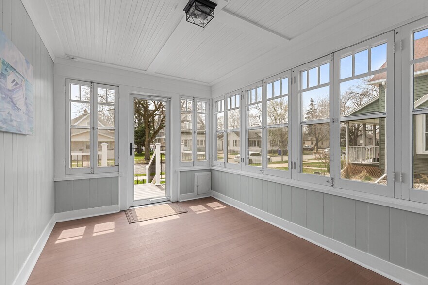 Building Photo - 324 E Commercial St