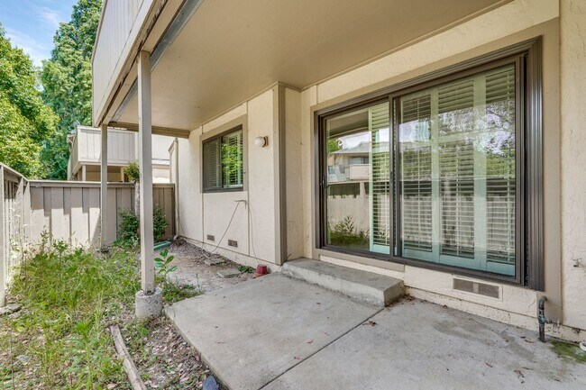 Building Photo - 1st floor corner unit - In Door Laundry- Easy Access to 880 and 237