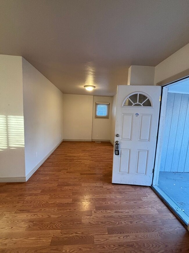 Building Photo - Salt Lake Cottage home 3 bed, 2 baths