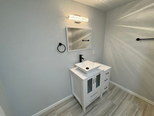 Building Photo - Move in special: Guthry Beautiful 3 bedroom