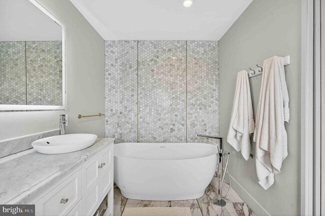 Building Photo - 911 S Oak St