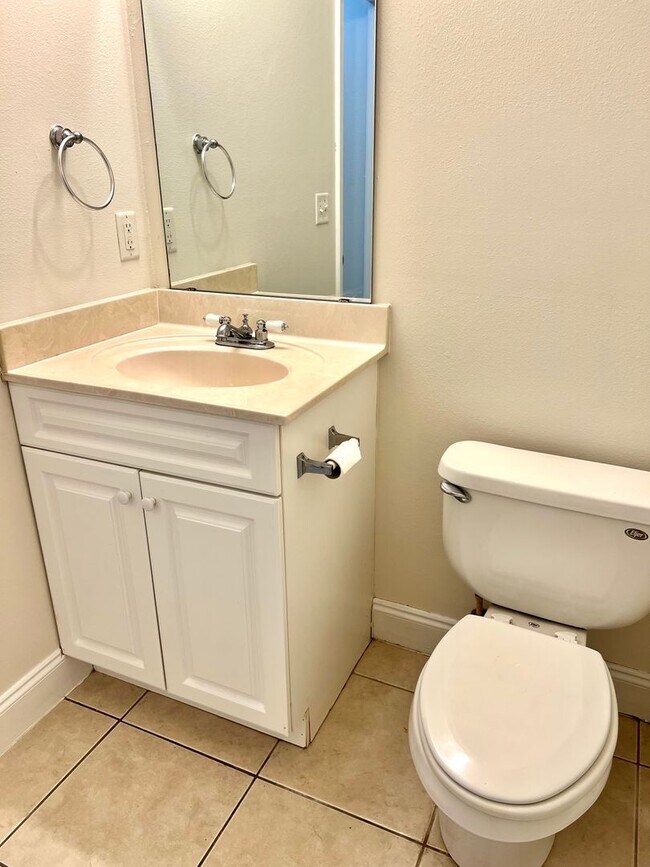 Building Photo - Central Crestview Location