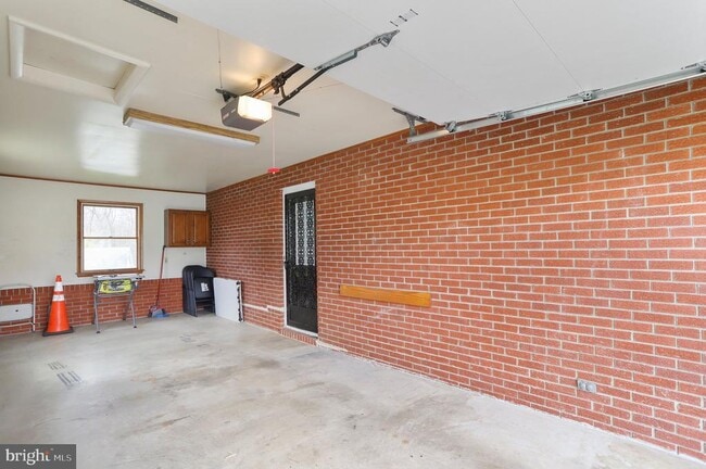 Building Photo - 5 Orchard Pl