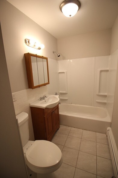 Building Photo - 1642 W Morse Ave