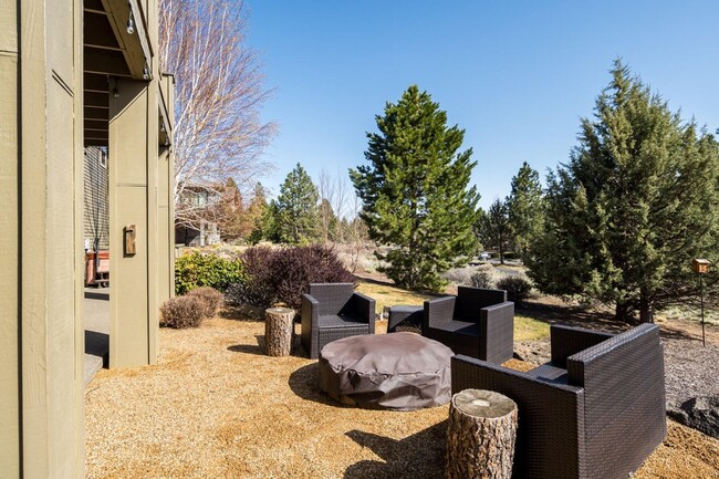 Building Photo - Large custom home NW Bend