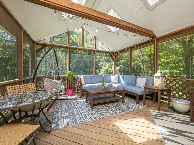 Building Photo - 31 Carriage House Dr
