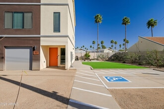 Building Photo - 2502 E Paradise Ln