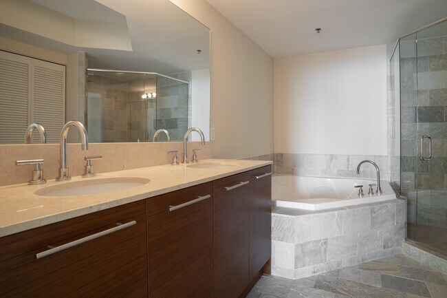 Building Photo - 2641 N Flamingo Rd