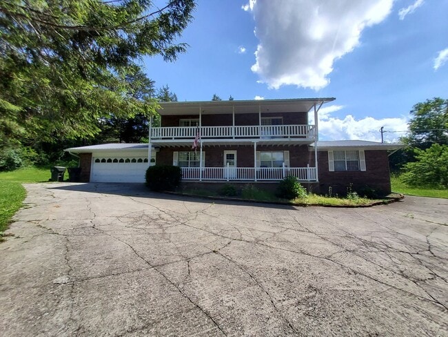 Building Photo - Sevierville 37862 - Showings begin July 11, 2026 - Fully Furnished! Long term or 3 Month Lease Co...