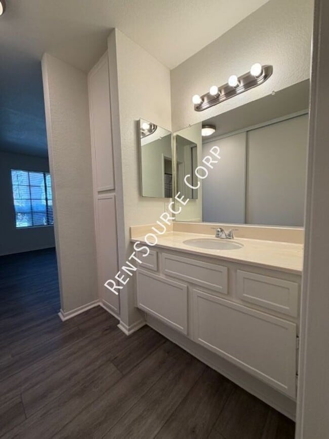 Building Photo - 2554 Olive Dr