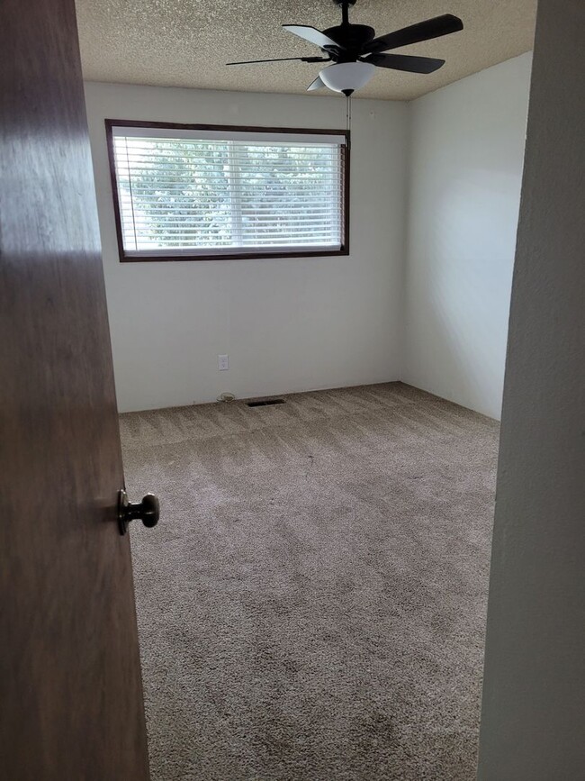 Building Photo - 3 bedrooms 2 bath