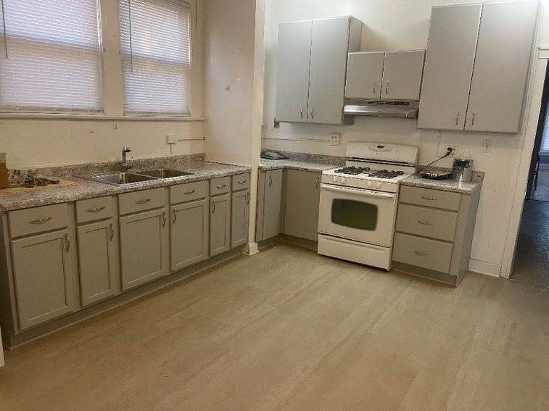 Building Photo - 7926 S Paxton Ave