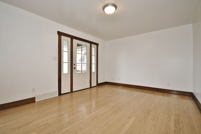 Building Photo - Charming 2-Bedroom Townhouse for Rent in C...