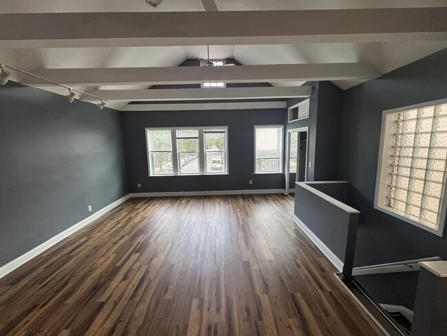 Building Photo - 2062 N Damen Ave