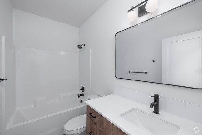 2BR, 2BA - 720SF - Clay Street Apartments