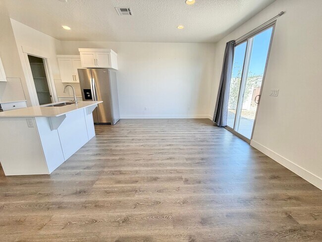 Building Photo - 2375 E Luciano Ln