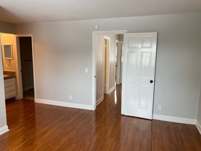 Building Photo - 4 Bed 3.5 Bath Wonderland Hill Townhouse