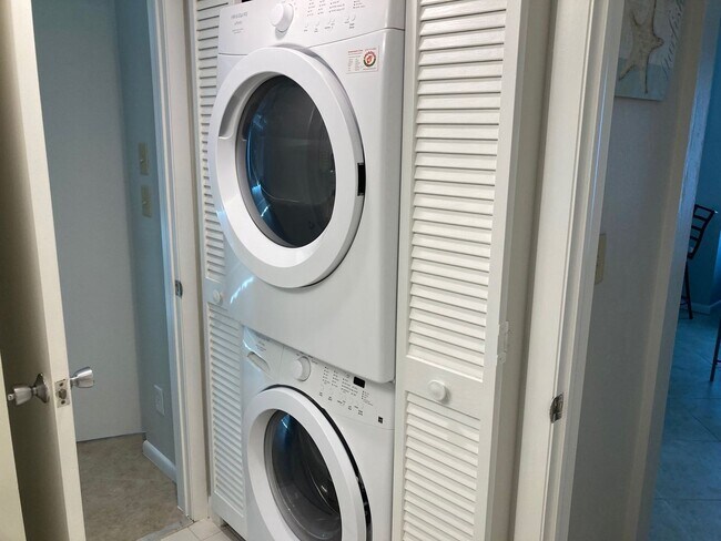 Building Photo - Furnished 2 Bedroom-2 Bath Condo in Estuar...