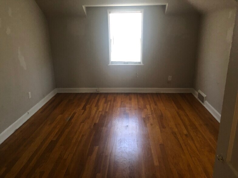 Bedroom 2 - 1210 W Murdock St