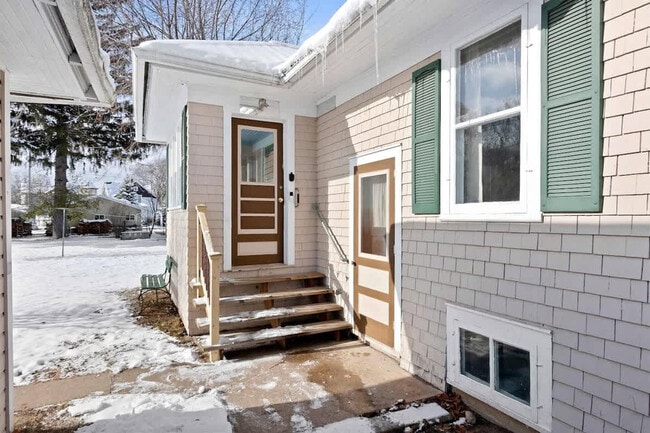 Building Photo - 100 W 1st St