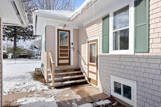 Building Photo - 100 W Main St