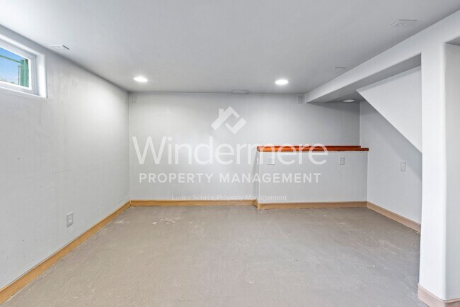 Building Photo - **Half off Full 1st Month's Rent** Beautif...