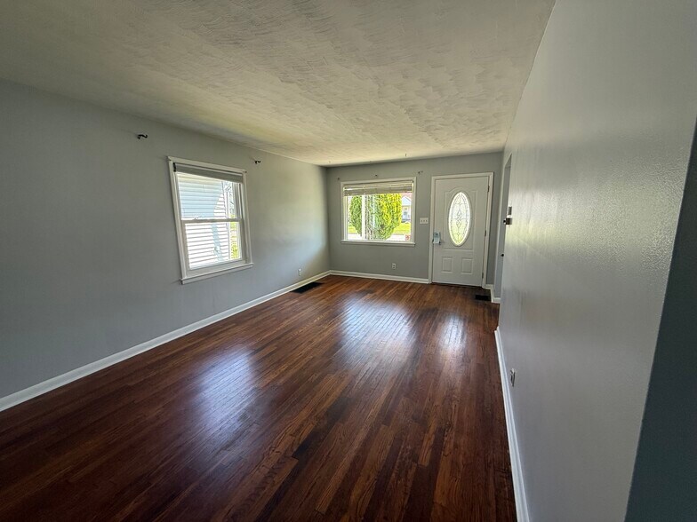 Building Photo - 475 Robinwood Ave