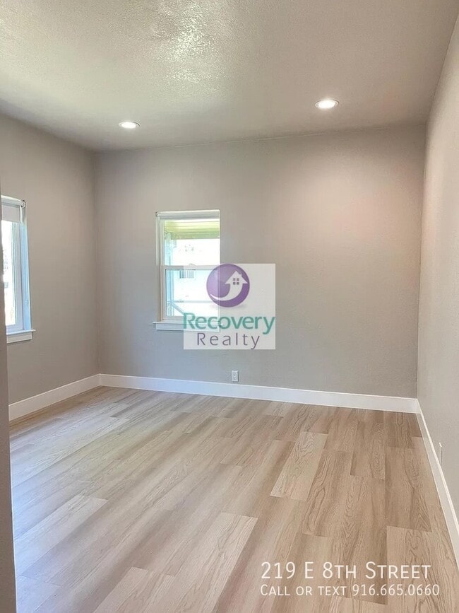 Building Photo - 219 E 8th St