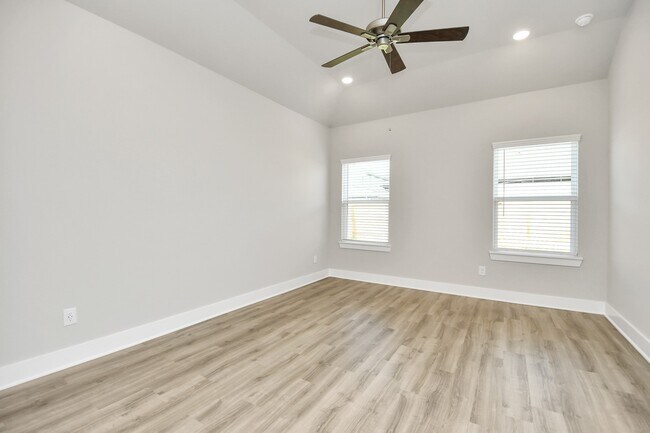 Building Photo - 21034 Shore Oak Dr