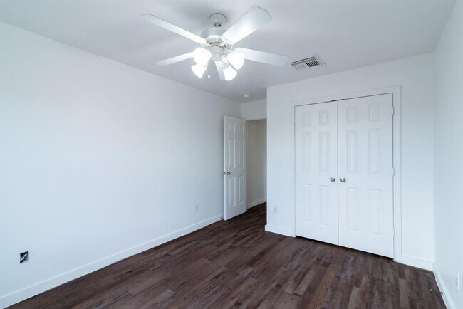 Building Photo - 2707 Troy Dr