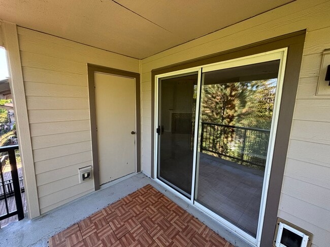 Building Photo - West Linn - Linnwood Heights, Stylish Condo, Gym, Pool & Hot Tub / Cable, W,S,G Included In The Rent