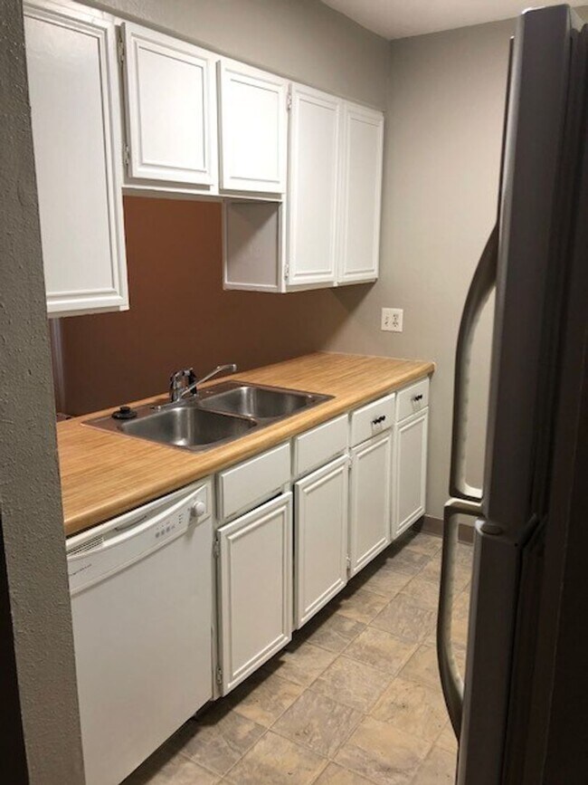 Building Photo - Quaint 1 Bedroom Ground-Floor Unit in Mid-Town Fort Collins